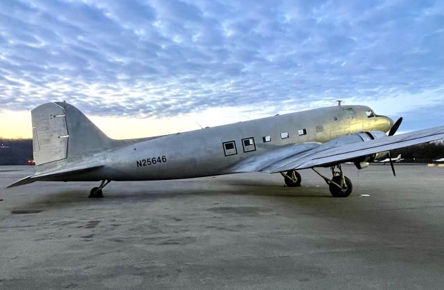 Douglas DC-3 (N25646) - Douglas DC-3A built in 1941. 