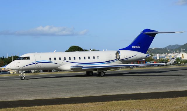 Bombardier Global 5000 (N989JR)