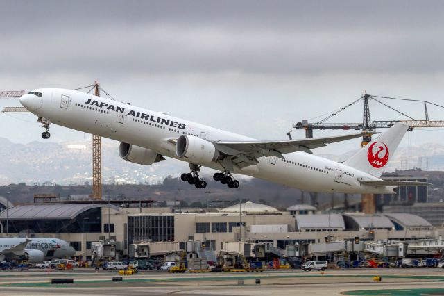 BOEING 777-300ER (JA740J)