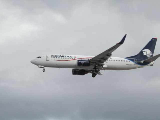 Boeing 737-800 (N860AM)