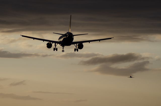 Airbus A320 (F-HBND) - Air France A320 crossing CRJ-1000 during approach