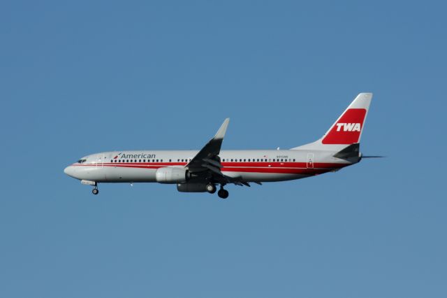 Boeing 737-800 (N915NN)