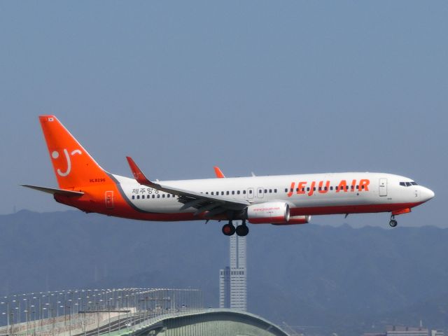 Boeing 737-700 (HL8296)