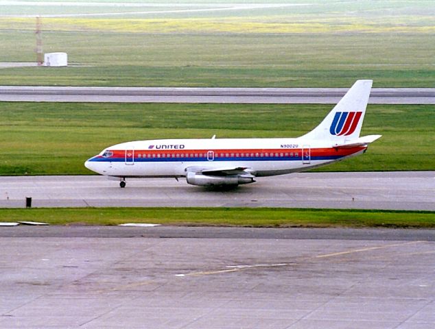 Boeing 737-200 (N9002U) - Date 30/05/87 c/n 19040