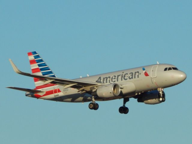 Airbus A319 (N9012) - N9012 on short final to 18R at KDFW