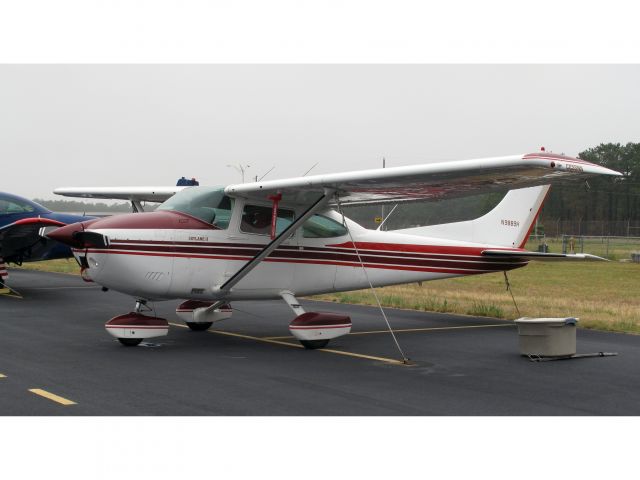 Cessna Skylane (N9889H)