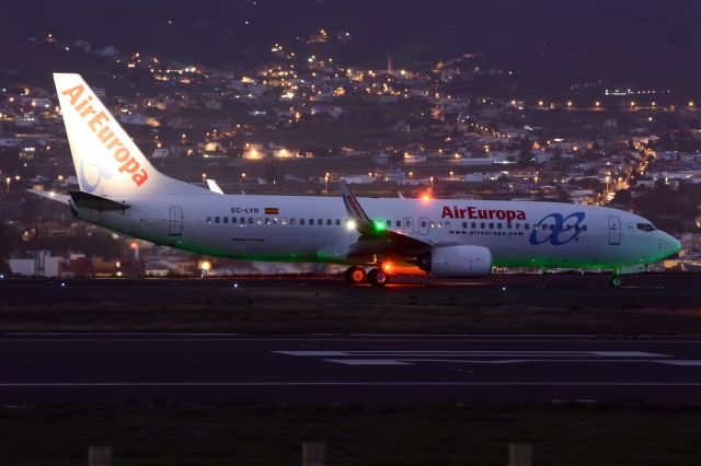 Boeing 737-800 (EC-LYR)