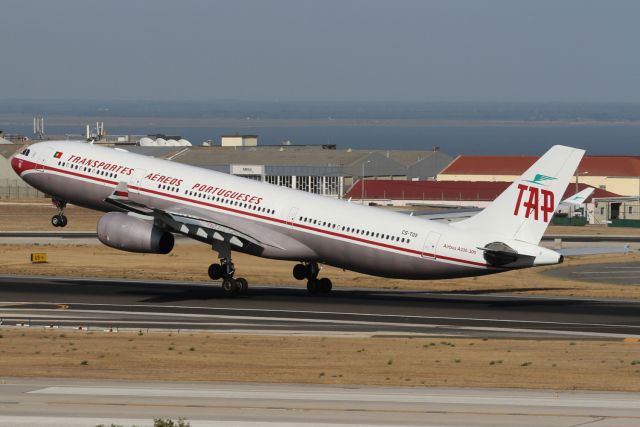 Airbus A330-300 (CS-TOV) - Retro