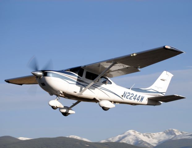 Cessna Skylane (N2244W) - This Skylane might as well have been brand new.  This was the chase plane used by Cessna for air-to-air photos of a C208 during their time in Leadville.