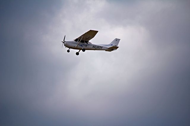 Cessna Skyhawk (N618DH)