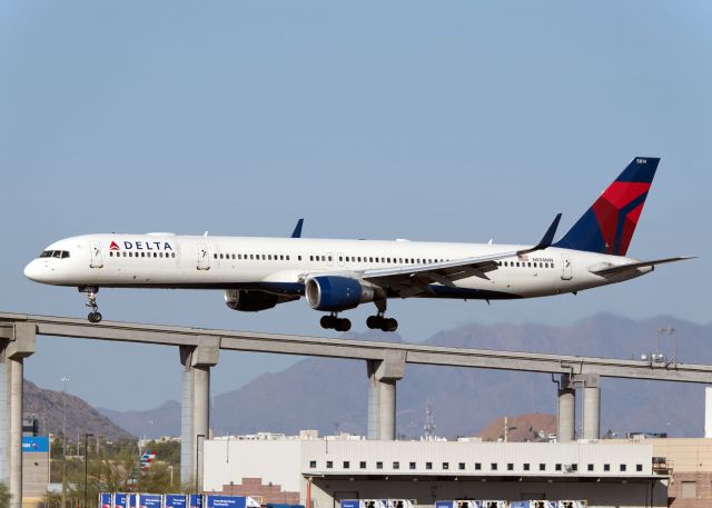 BOEING 757-300 (N594NW)