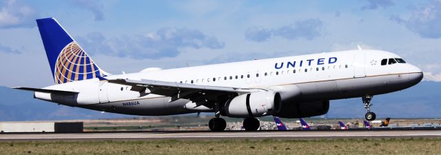 Airbus A320 (N486UA) - Arriving on 35L on 4-24-17 from Wichita.