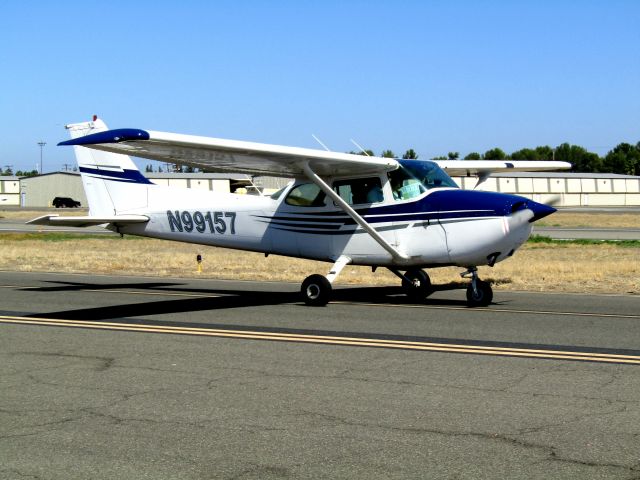 Cessna Skyhawk (N99157) - Taxiing to ramp 