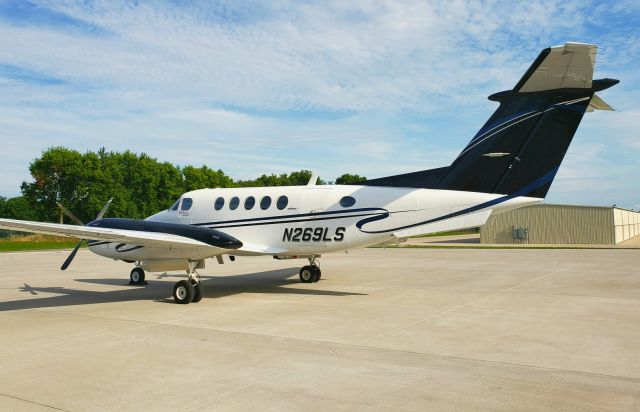 Beechcraft Super King Air 200 (N269LS) - Warm and humid summer evening