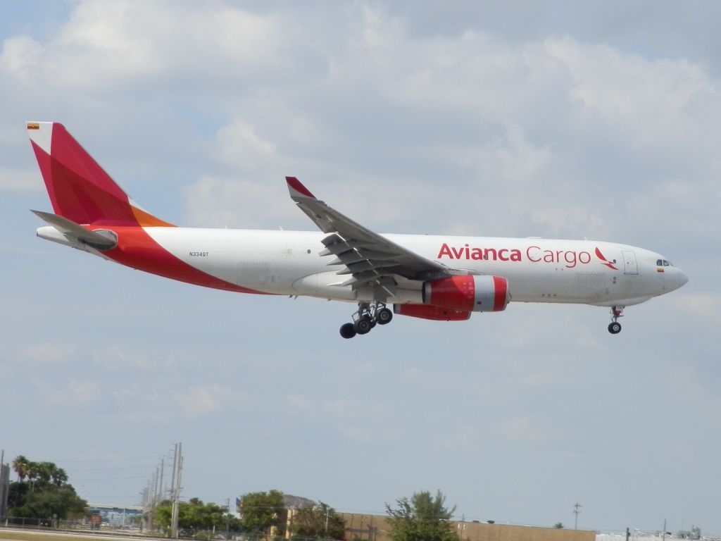 Airbus A330-200 (N334QT)