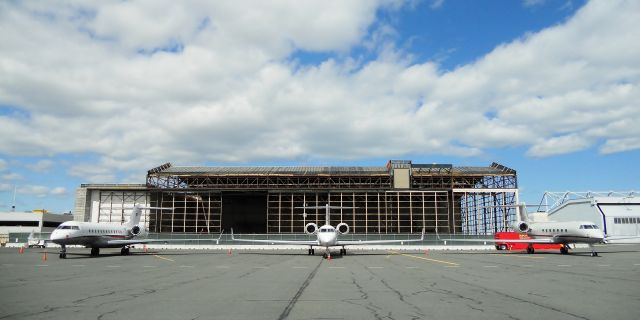 HB-JII — - Shown  here are 3 biz jets in front of the JetBlue hangar undergoing full restorarion and renovation. Far left is HB-JII, midldle is N311CG, far right is N91A......I love he clouds !