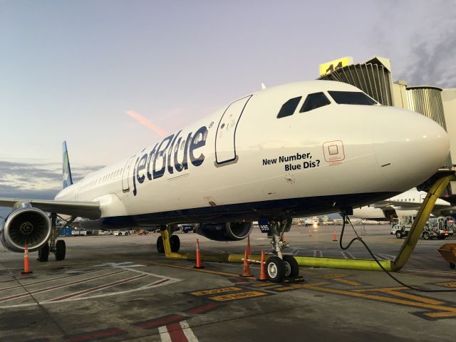 Airbus A321 (N995JL)