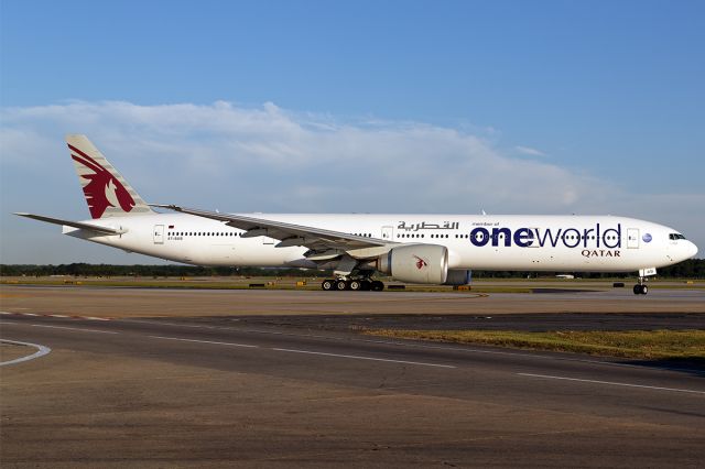 BOEING 777-300 (A7-BAB) - One World Colors