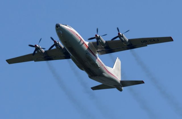 Antonov An-12 (UR-CAJ)