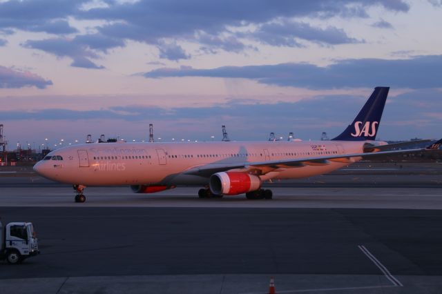 — — - Scandinavian B-777 pushing out at EWR on Sunday 29 Jan