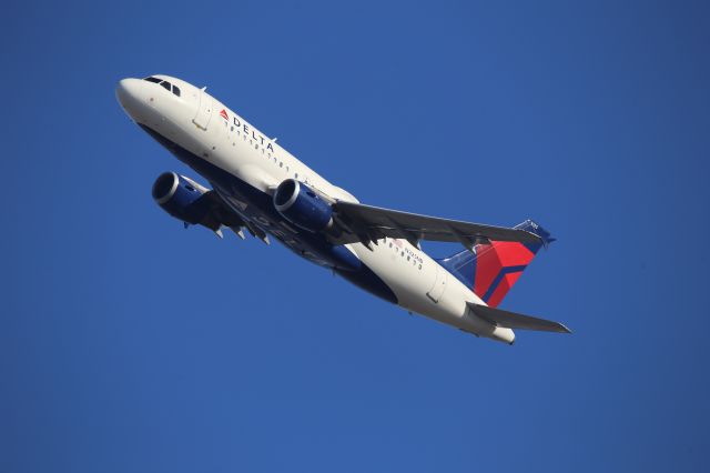Airbus A319 (N325NB)
