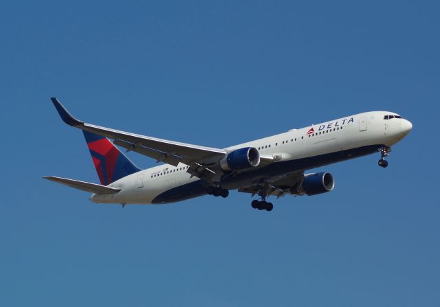 BOEING 767-300 (N192DN)