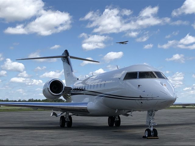 Bombardier Global 5000 (N37LP)