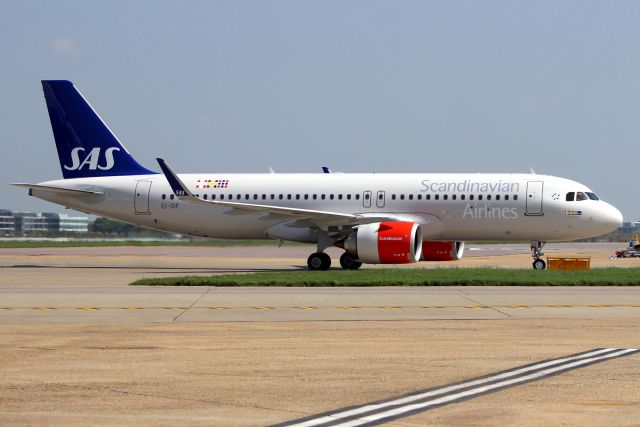 Airbus A320 (EI-SIF) - Taxiing to Stand 226 on 22-Apr-18 operating flight SAS503 from EKCH.