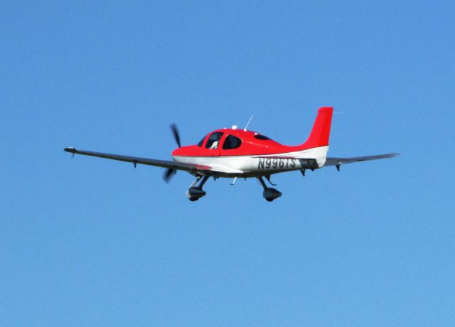 Cirrus SR-22 (N996TS) - Taking off RWY 26L