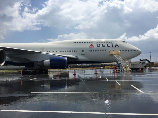 Boeing 747-400 (N661US) - Glad to see this beauty live on!