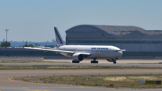 Boeing 777-200 (F-GSPL) - Air France Boeing 777-228(ER) F-GSPL in Paris Roissy 