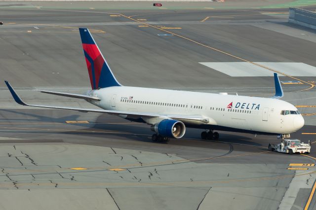 BOEING 767-300 (N174DN)