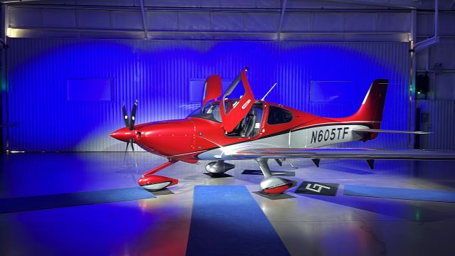 Cirrus SR-22 (N605TF)