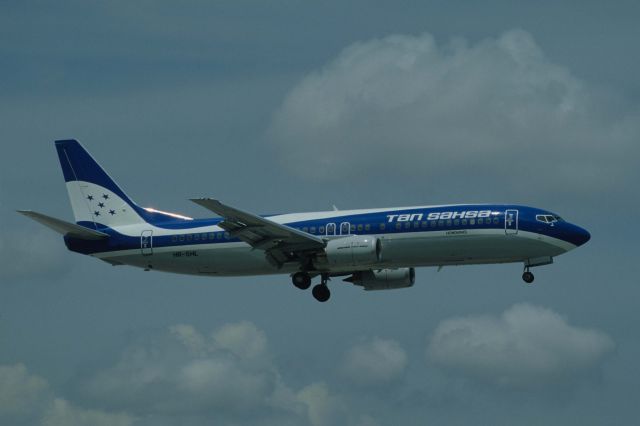 BOEING 737-400 (HR-SHL) - Final Approach to Miami Intl Airport on 1990/08/26