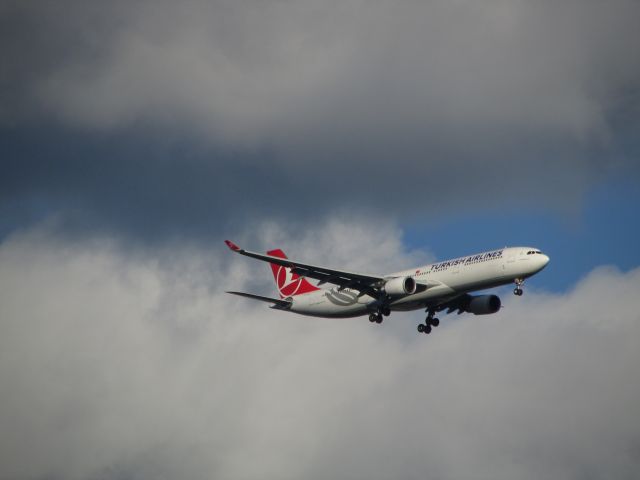 Airbus A330-300 (TC-JNZ) - Turkish on final 24R in Montreal 