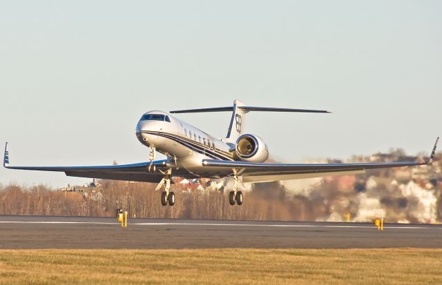 Gulfstream Aerospace Gulfstream V (N1EB) - RWY27 departure 12.25.2016 @ KBOS Logan