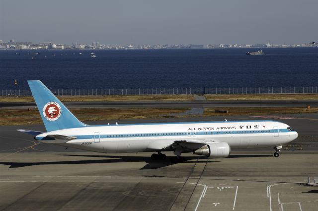 BOEING 767-300 (JA602A) - Taxing at Haneda Intl Airport on 2013/11/23 "Old Retro c/s"