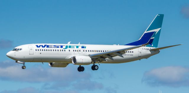 Boeing 737-800 (C-FUSM)