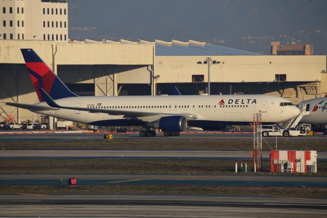BOEING 767-300 (N171DZ)