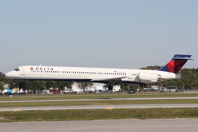 McDonnell Douglas MD-90 (N941DN) - Delta Flight 1725 (N941DN) arrives at Sarasota-Bradenton International Airport following flight from Hartsfield-Jackson Atlanta International Airport