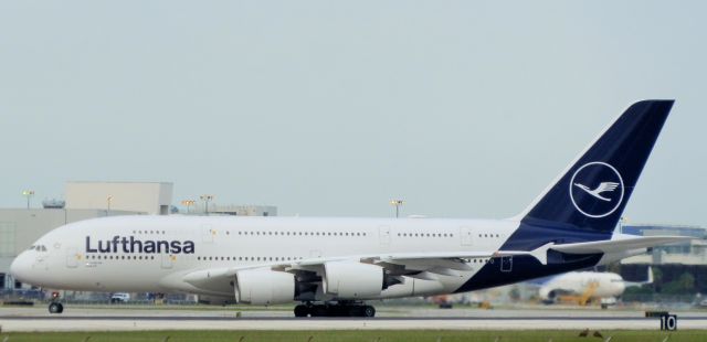 Airbus A380-800 (D-AIMC)