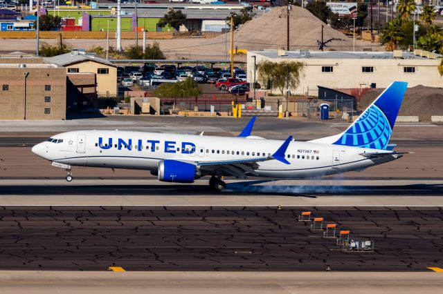 Boeing 737 MAX 8 (N27267) - United Airlines 737 MAX 8 landing at PHX on 11/15/22. Taken with a Canon 850D and Tamron 70-200 G2 lens.