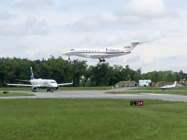 Cessna Citation X (N944QS) - Landing runway 34. 30 MAY 2016.