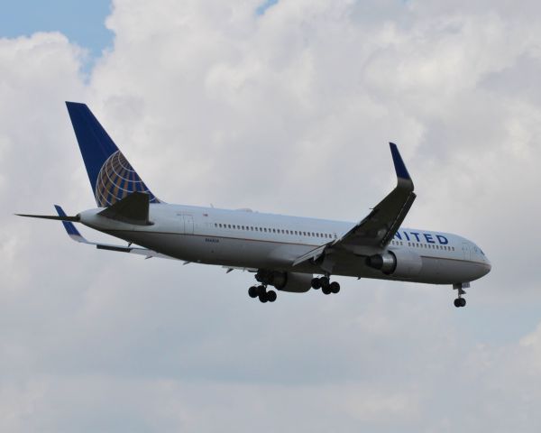 BOEING 767-300 (N665UA)