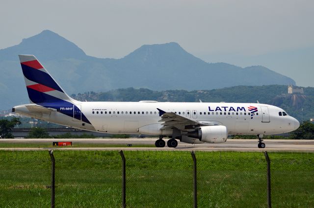 Airbus A320 (PR-MHF)