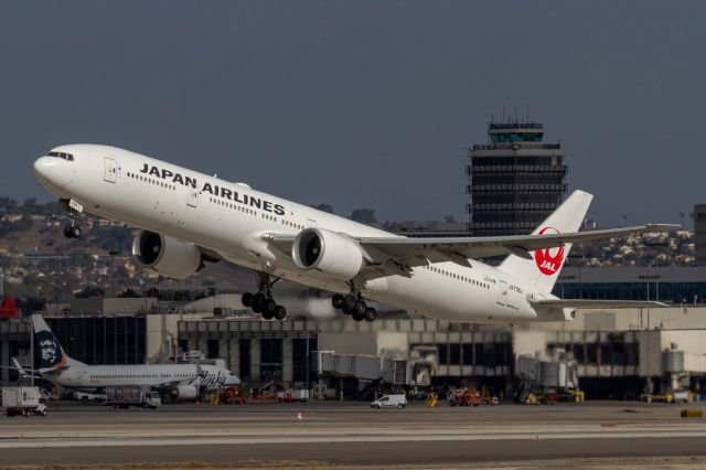 BOEING 777-300ER (JA738J)