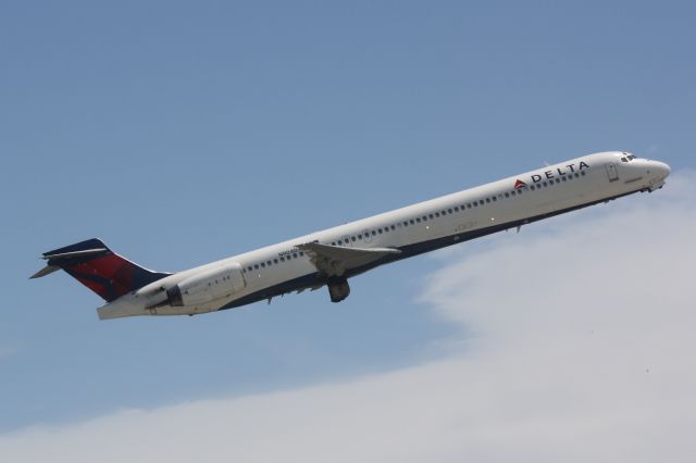 McDonnell Douglas MD-90 (N904DA) - Delta Flight 2298 (N904DA) departs Sarasota-Bradenton International Airport enroute to Hartsfield-Jackson Atlanta International Airport