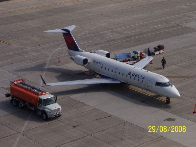 Canadair Regional Jet CRJ-200 (N914CA)