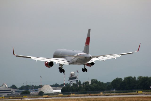 Boeing 757-200 (9H-AVM)