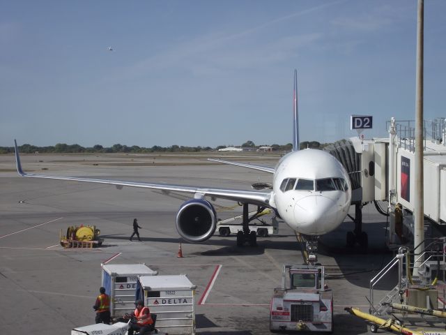 Boeing 757-200 (N667DN) - At MSP Just prior for boarding for DCA on Sept 25, 2012